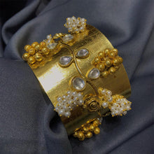 Load image into Gallery viewer, Golden color bracelets