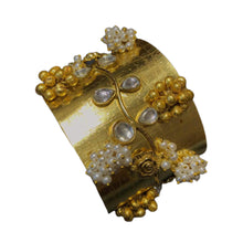 Load image into Gallery viewer, Golden color bracelets